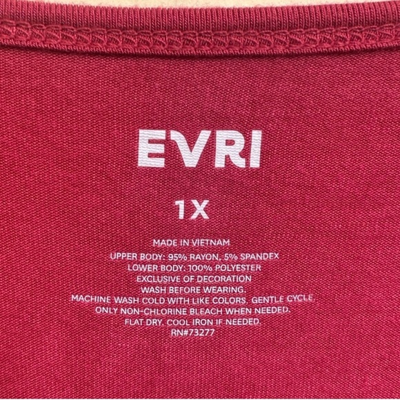 💸 CLOSET CLEAROUT 💸
EVRI Women's Berry Color top. 1X. Relaxed fit. Scoop neck - Picture 2 of 2